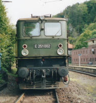 E251.002 am 29.09.2002 im Bahnhof Rbeland